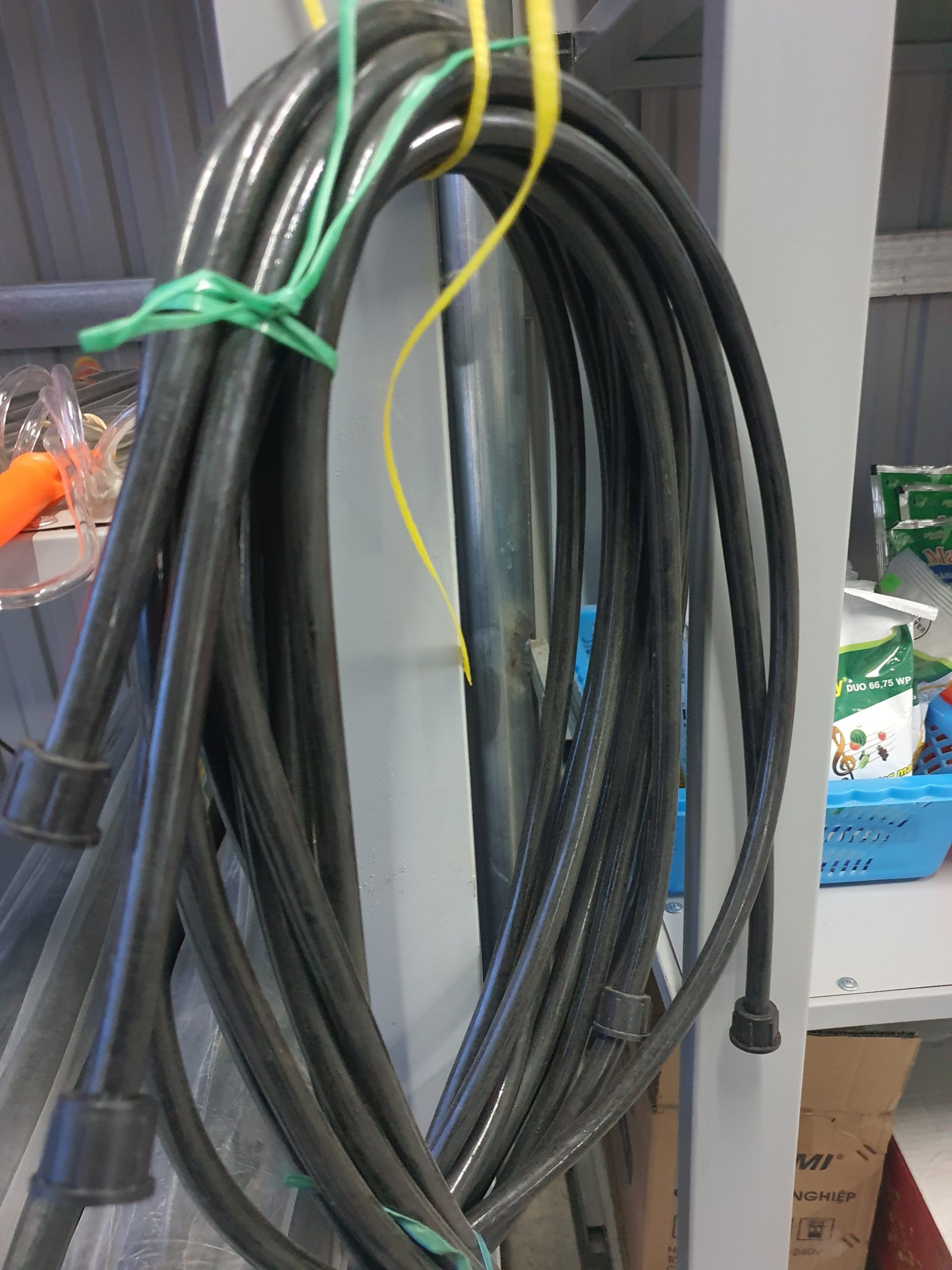 Dây nước đen có van hai đầu